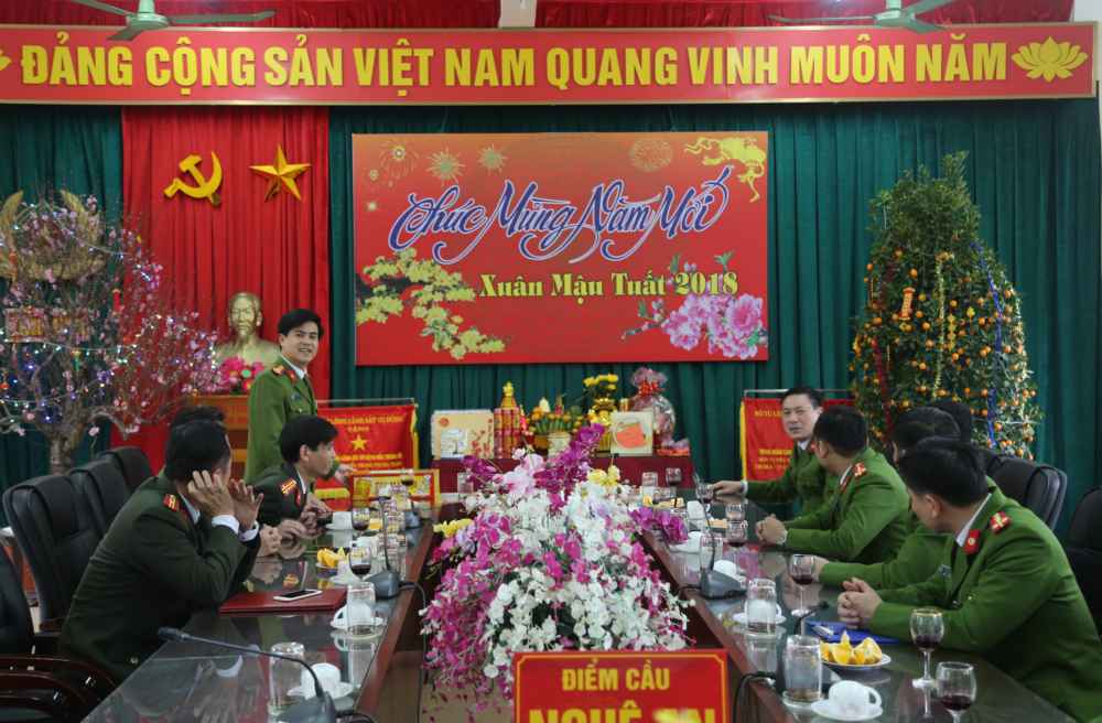 Đồng chí Thượng tá Nguyễn Đức Hải cảm ơn, ghi nhận sự phối hợp hiệu quả của đơn vị với Công an Nghệ An thời gian qua