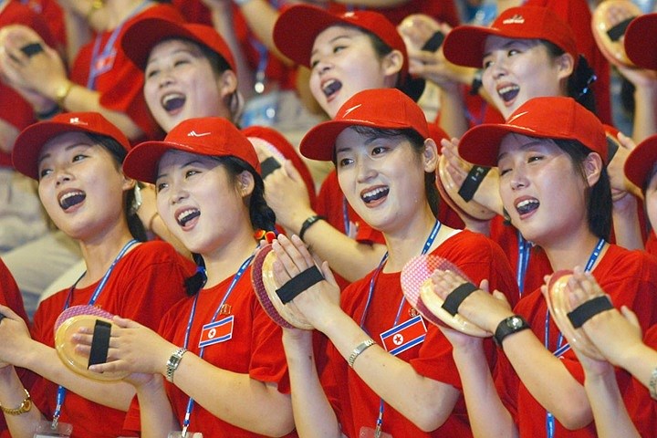 Một đội hoạt náo viên Triều Tiên tại trận đấu bóng chuyền giữa Triều Tiên và Đan Mạch trong Đại hội Thể thao Sinh viên Thế giới ở Daegu, Hàn Quốc, năm 2003.