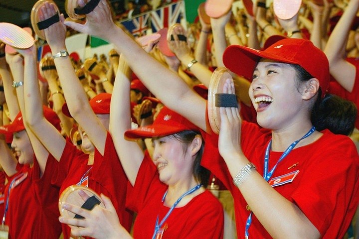 Triều Tiên có nhiều biện pháp để bảo đảm đội ngũ hoạt náo viên của mình không bị ảnh hưởng bởi các nền văn hóa khác khi ra nước ngoài