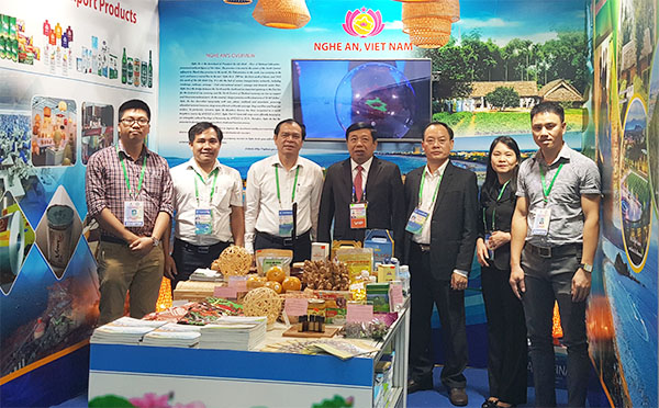 Chủ tịch UBND tỉnh Nguyễn Xuân Đường thăm gian hàng giới thiệu về tiềm năng và thu hút đầu tư của tỉnh Nghệ An trong khuôn khổ Hội nghị Thượng đỉnh Kinh doanh Việt Nam (VBS)