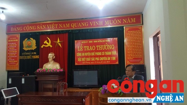 Thay mặt lãnh đạo huyện, Bí thư Huyện ủy Lữ Đình thi ghi nhận và đánh giá cao kết quả đấu tranh PCTP, PCMT của Công an huyện Quế Phong