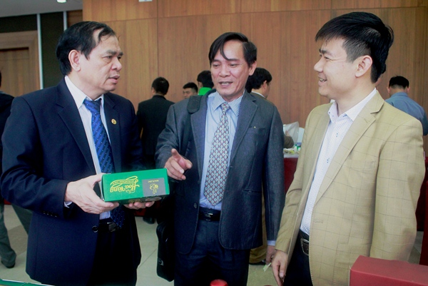 Lãnh đạo các sở, ngành tham quan gian trưng bày sản phẩm tại Hội nghị kết nối cung cầu sản phẩm hàng hóa Nghệ An (12/2017)