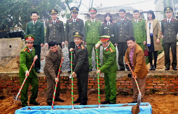 Với tinh thần tương thân tương ái, Công an TP Vinh đã kịp thời hỗ trợ, động viên CBCS vượt qua khó khăn, yên tâm công tác (Trong ảnh: Lãnh đạo Công an tỉnh và Công an TP Vinh tại lễ khởi công xây dựng nhà tình nghĩa cho Trung úy Trần Duy Thương, cán bộ Công an phường Đông Vĩnh)