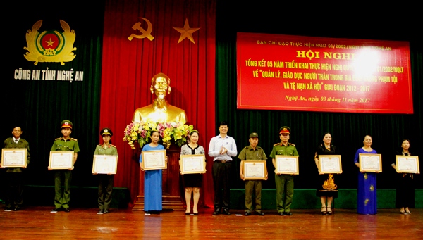 Đồng chí Lê Xuân Đại, Phó Chủ tịch Thường trực UBND tỉnh trao Bằng khen cho các tập thể, cá nhân có thành tích xuất sắc trong thực hiện Nghị quyết liên tịch 01