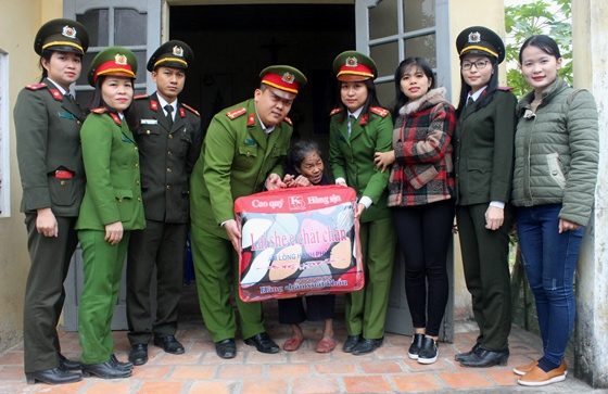 Công an huyện Hưng Nguyên luôn quan tâm tới việc thắt chặt mối đoàn kết lương - giáo nhằm góp phần đảm bảo ANTT trên địa bàn (Trong ảnh: Đơn vị tặng quà cho gia đình giáo dân có hoàn cảnh khó khăn ở xã Hưng Trung nhân dịp lễ Noel)