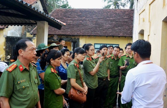Đoàn công tác Công an tỉnh tham quan nhà tù ở Côn Đảo