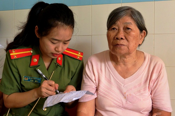 Cựu tù Nguyễn Thị Ni trò chuyện với phóng viên về những ngày bị giam cầm ở nhà tù của bọn thực dân