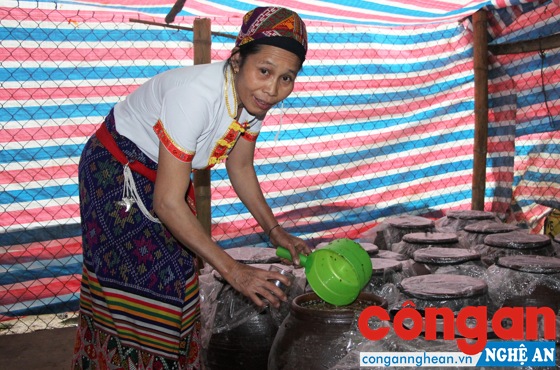 Rượu men lá được bà Vi Thị Hoàng bảo quản bằng chum sành để có hương vị thơm nồng khi uống