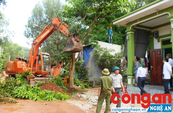 Tháo dỡ bàn giao mặt bằng thi công đường D4 trong Khu kinh tế Đông Nam