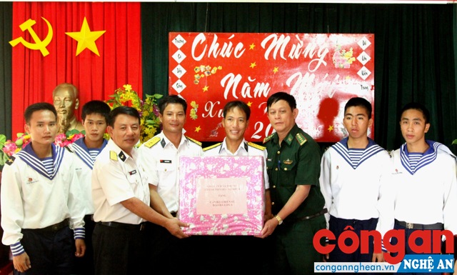 Những món quà xuân đầu tiên từ đất liền đến với đảo Đá Lớn A.