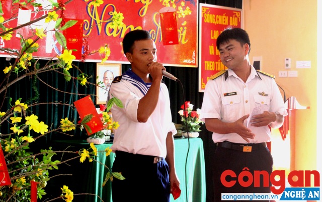 Hái hoa dân chủ và giao lưu văn nghệ đầu năm mới tại đảo Sinh Tồn Đông.