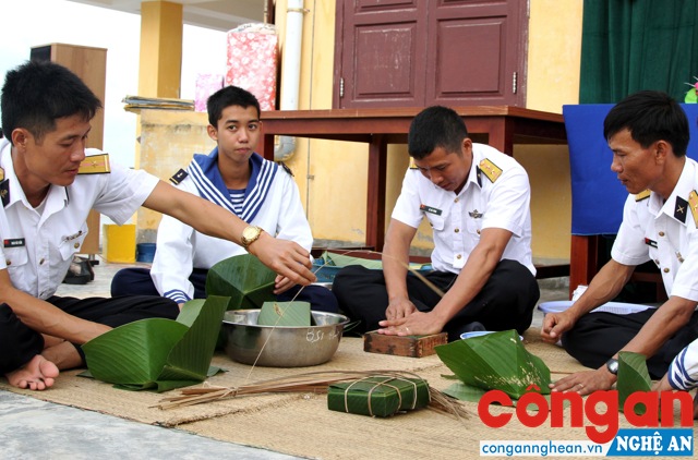 Gói bánh chưng trên đảo Tiên Nữ.