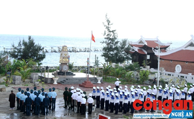 Giờ chào cờ đầu năm mới trên đảo Phan Vinh.