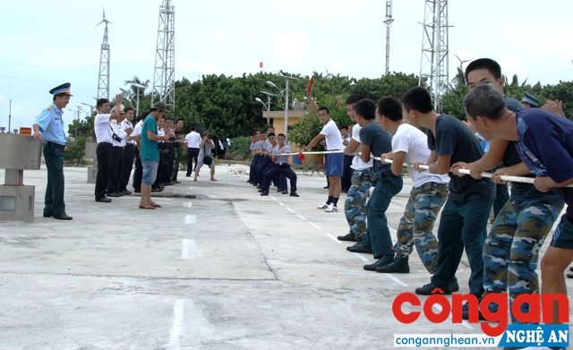 Thi kéo co mừng năm mới trên đảo Phan Vinh.
