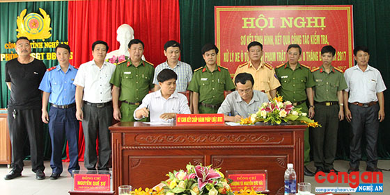 Công an tỉnh tổ chức cho các doanh nghiệp kinh doanh vận tải trên địa bàn ký cam kết không vi phạm trật tự an toàn giao thông