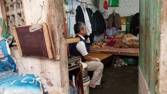 Vợ chồng ông Lê Hữu Dũng và Hoàng Thị Tư trong căn phòng trọ rộng chưa đầy 8m2. Ảnh: Nhật Linh