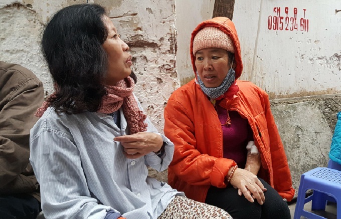 Bà Hoàng Thị Tư trò chuyện với bạn trong 'xóm chạy thận'. Ảnh: Nhật Linh
