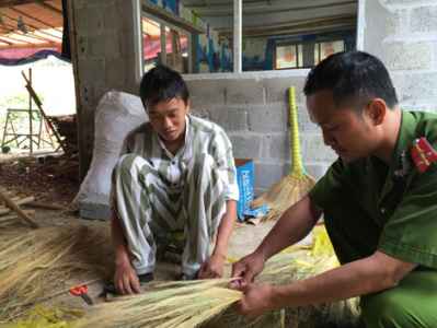 Tội đồ mê đọc sách thánh hiền