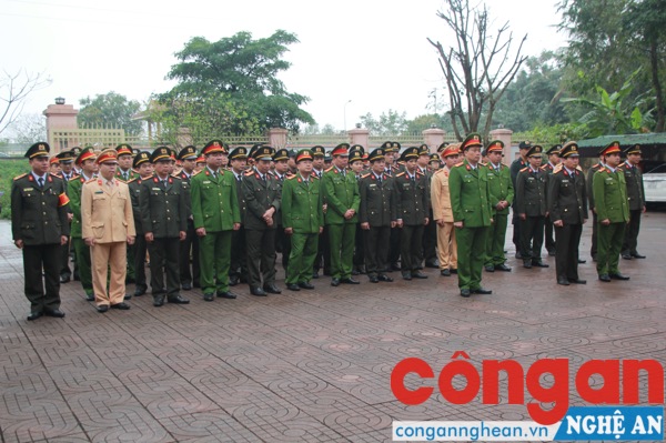 Đông đảo cán bộ, chiến sĩ Công an Nghệ An tham gia Tết trồng cây