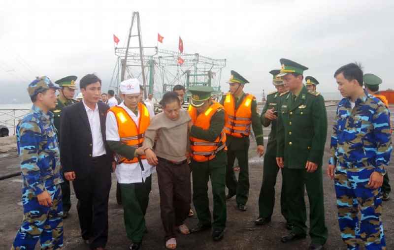 Hà Tĩnh: Cứu 11 ngư dân gặp nạn trên biển