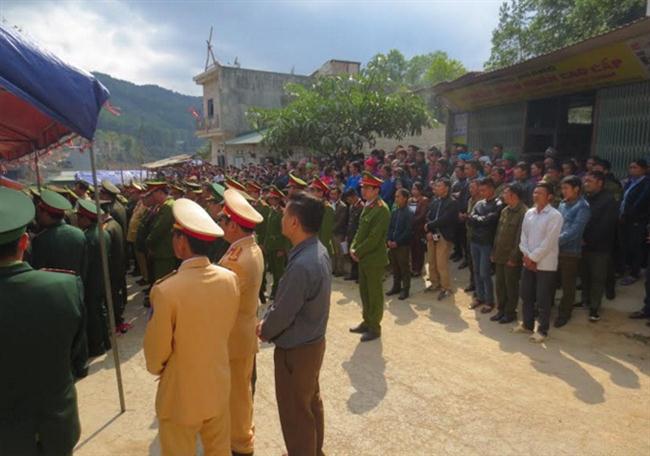 Đông đảo bà con, đồng đội đến đưa tiễn anh về với đất mẹ.