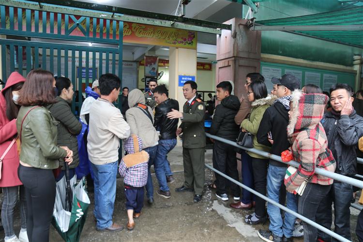 Người dân yên tâm làm thủ tục xuất nhập cảnh đầu năm