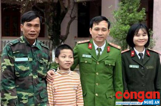 Công an huyện Đô Lương: Bàn giao trẻ lạc cho gia đình