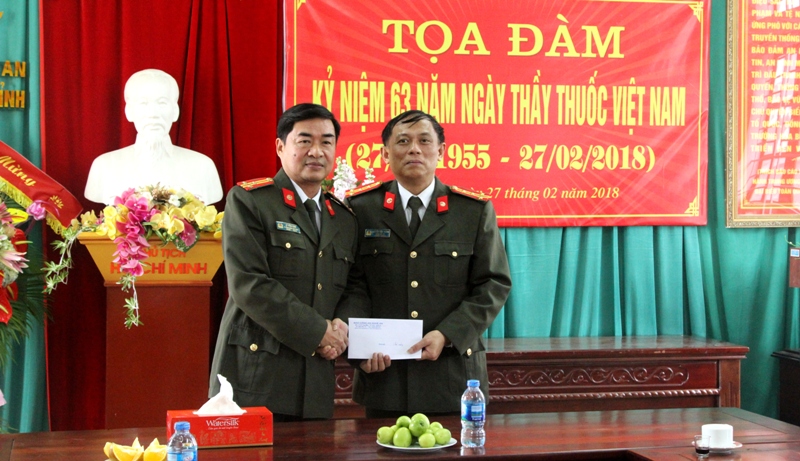 Đại tá Nguyễn Văn Thành cũng gửi lời cảm ơn tới Ban Biên tập, phóng viên, cán bộ nhân viên Báo Công an Nghệ An đã luôn đồng hành với công tác truyền thông của bệnh viện trong thời gian qua.