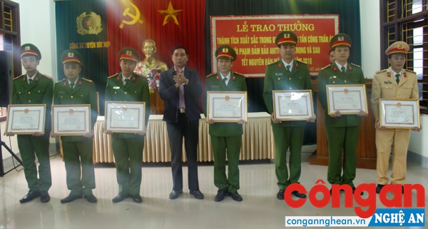Lãnh đạo UBND huyện tặng Giấy khen cho tập thể và cá nhân đạt thành tích xuất sắc