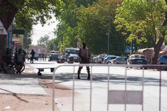 Một nhóm binh sĩ có vũ trang đang bảo vệ hiện trường. Ảnh Reuters