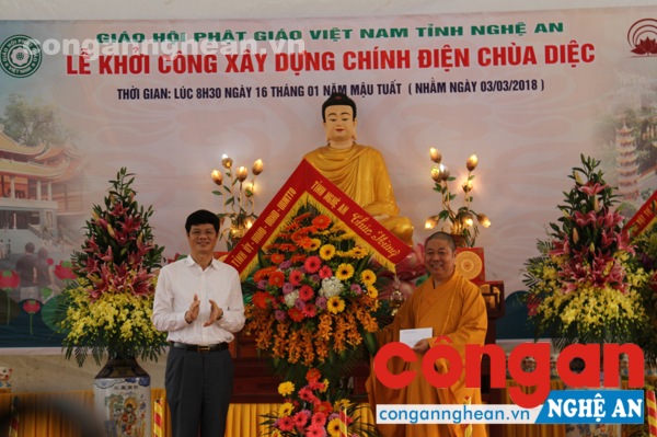 Đồng chí Lê Xuân Đại, Ủy viên BTV Tỉnh ủy, Phó Chủ tịch Thường trực UBND tỉnh chúc mừng Trụ trì chùa Diệc