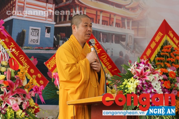 Thượng tòa Thích Thọ Lạc, trụ trì chùa Diệc phát biểu tại buổi lễ