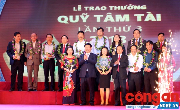 Trao thưởng cho các tập thể, cá nhân tiêu biểu