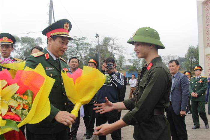 Lãnh đạo các đơn vị tặng hoa cho các tân binh.