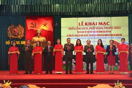 'Đọc và học tập suốt đời theo tấm gương Bác Hồ vĩ đại'