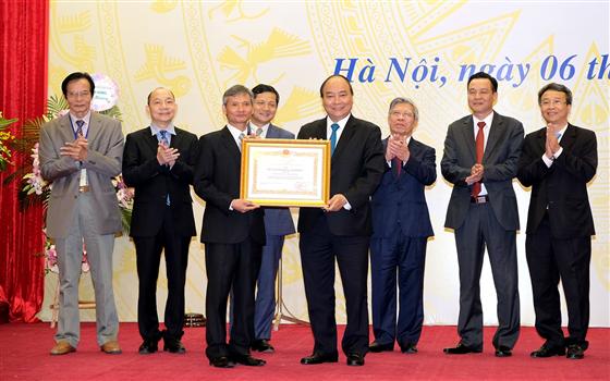 Thay mặt lãnh đạo Đảng, Nhà nước, Thủ tướng Nguyễn Xuân Phúc trao Huân chương Lao động hạng Ba cho Ủy ban GSTCQG - Ảnh: VGP/Quang Hiếu