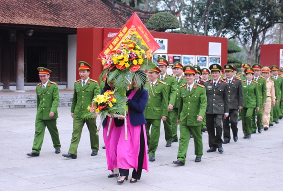 Công an TP Vinh: Dâng hoa dâng hương, báo công với Bác
