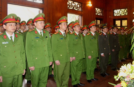 Tập thể Công an TP Vinh kính cẩn trước anh linh Chủ tịch Hồ Chí Minh