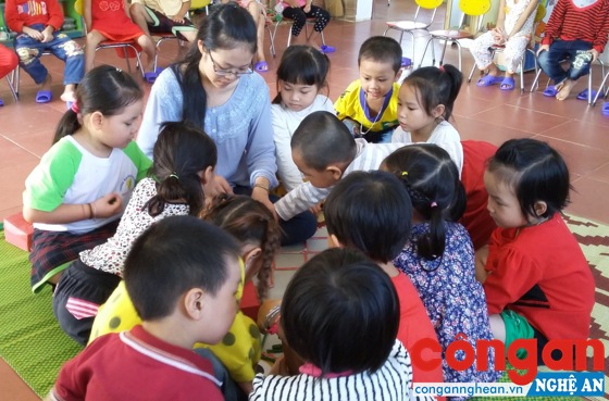  Cô giáo Hoàng Thị Lan bên học trò