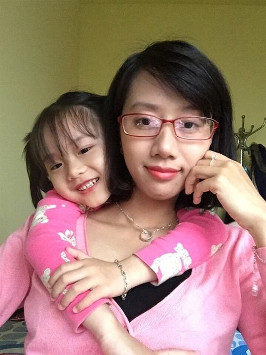 Mẹ luôn là người gắn bó với bé Hải An nhất.