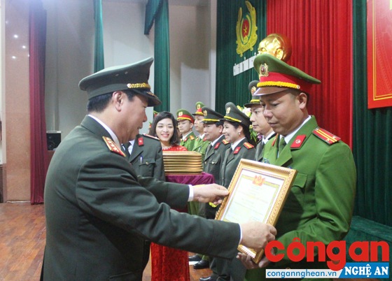 Đồng chí Thượng tướng Bùi Văn Nam, Ủy viên TW Đảng, Thứ trưởng Bộ Công an khen thưởng các cá nhân có thành tích xuất sắc trong công tác