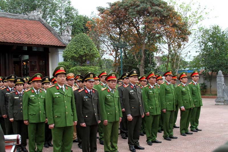 Các đại biểu tham gia lễ trồng cây.
