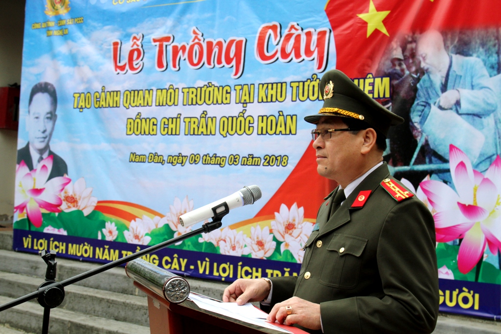 Đại tá Nguyễn Hữu Cầu, Giám đốc Công an tỉnh phát động lễ trồng cây.