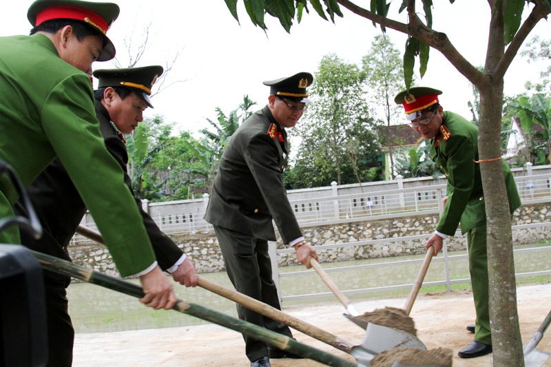 Trồng cây tại Khu tưởng niệm đồng chí Trần Quốc Hoàn