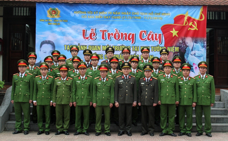 Lãnh đạo Công an Nghệ An và Cảnh sát PCCC Nghệ An chụp ảnh lưu niệm.