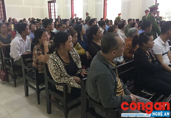 Hàng trăm người dân có mặt tại phiên tòa