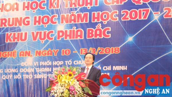 Đồng chí Phùng Xuân Nhạ, Bộ trưởng Bộ GD & ĐT đánh giá cao sự nỗ lực của các thầy cô giáo, các em học sinh đã tạo ra những công trình nghiên cứu