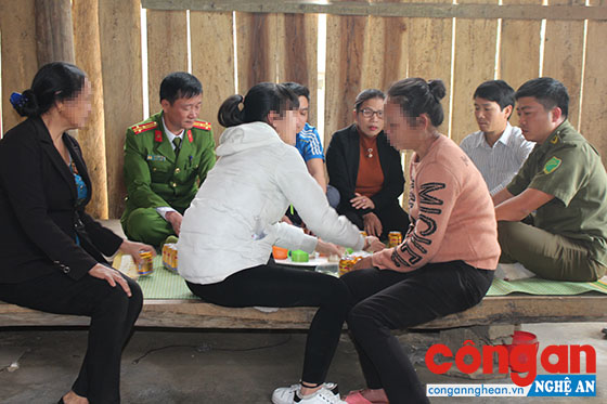 Hai mẹ con H. sau hơn 1 năm mới được gặp nhau