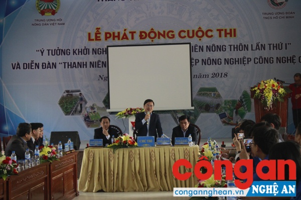 Các đồng chí chủ trì hội nghị tại diễn đàn