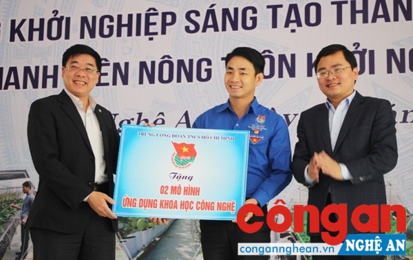 Đồng chí Nguyễn Văn Thông- Phó Bí thư Tỉnh ủy Nghệ An trao